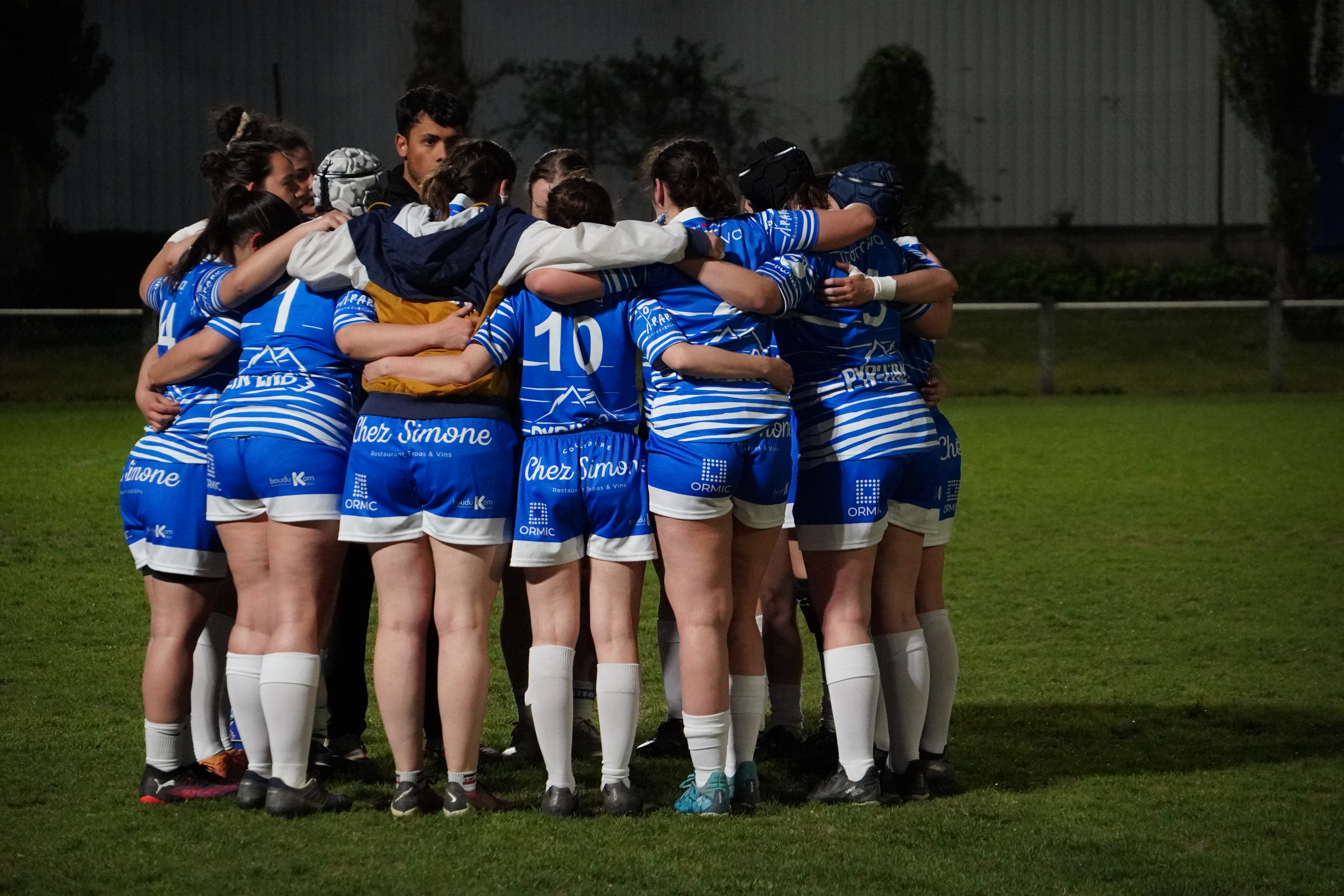 Équipe féminine de rugby loisir en plein debrief