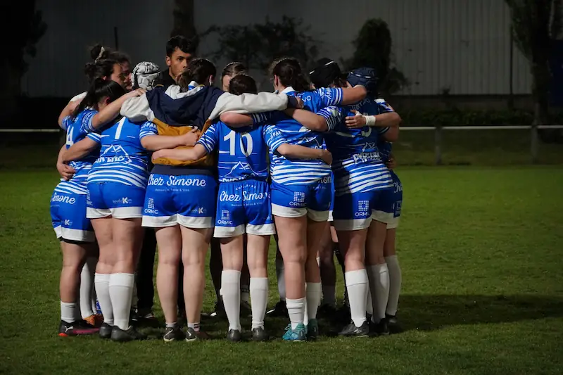 Équipe rugby loisir féminin Toulouse en plein debrief