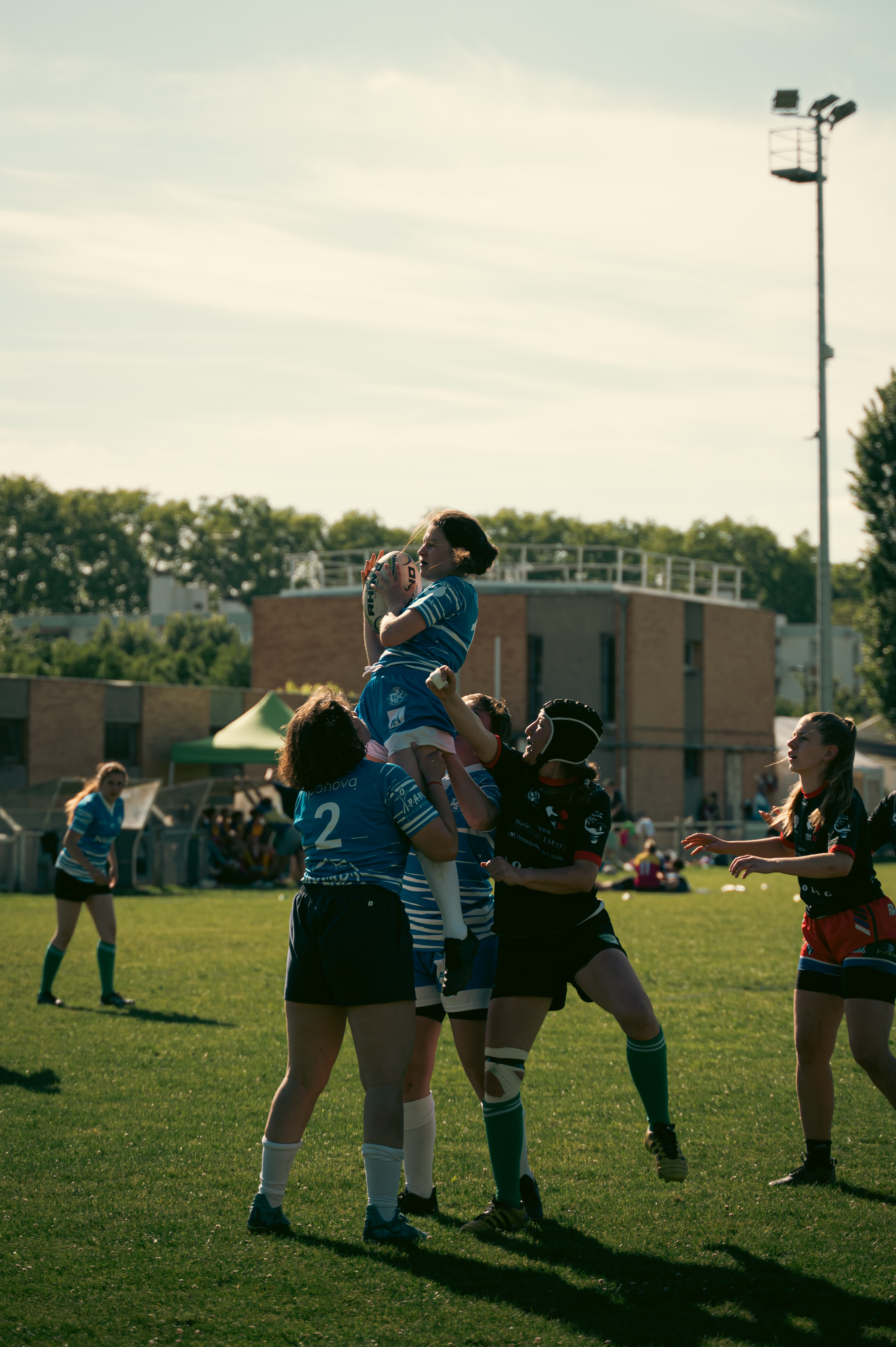Action d'une équipe féminine de rugby loisir en touche