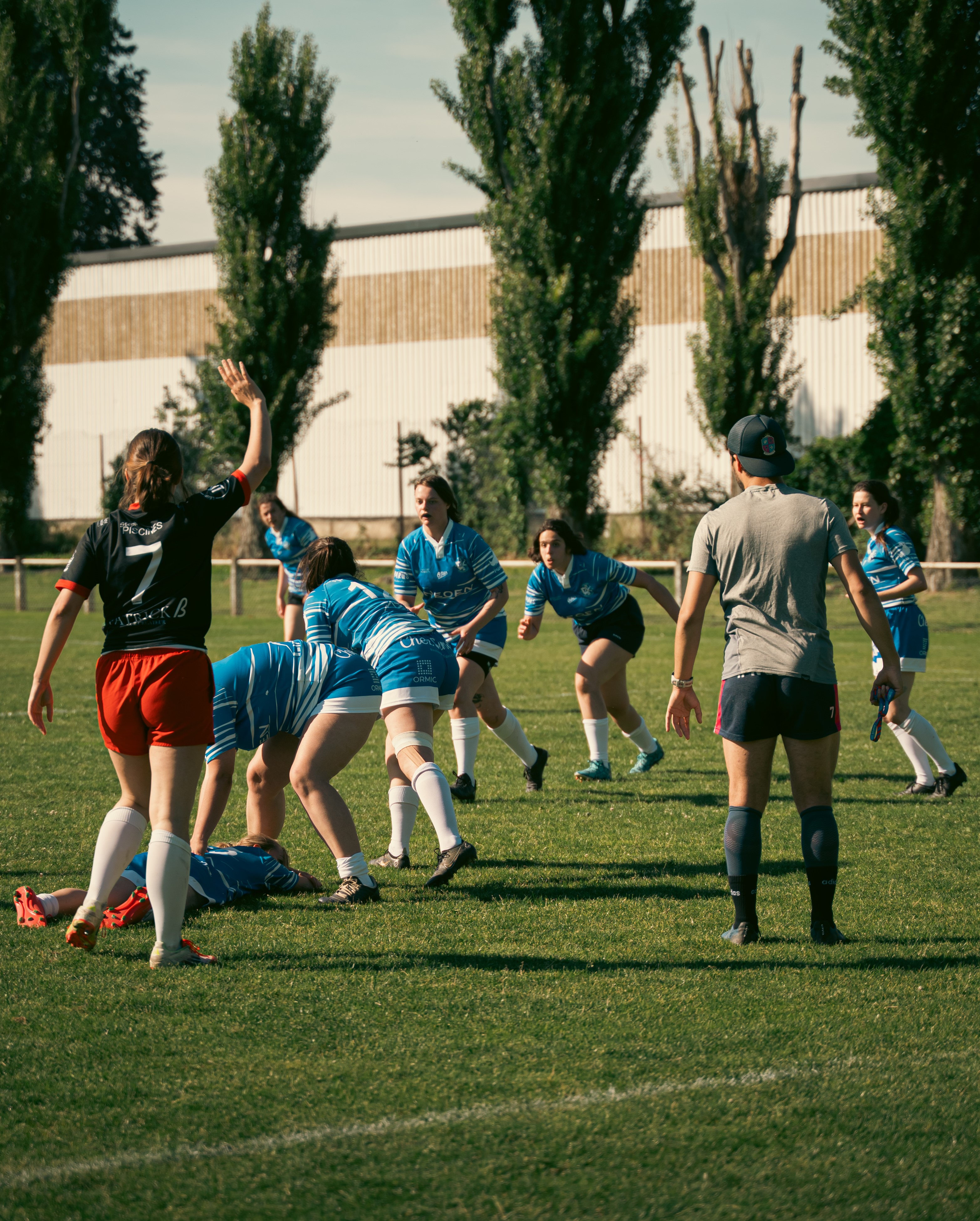 Action d'une équipe féminine de rugby loisir en ruck