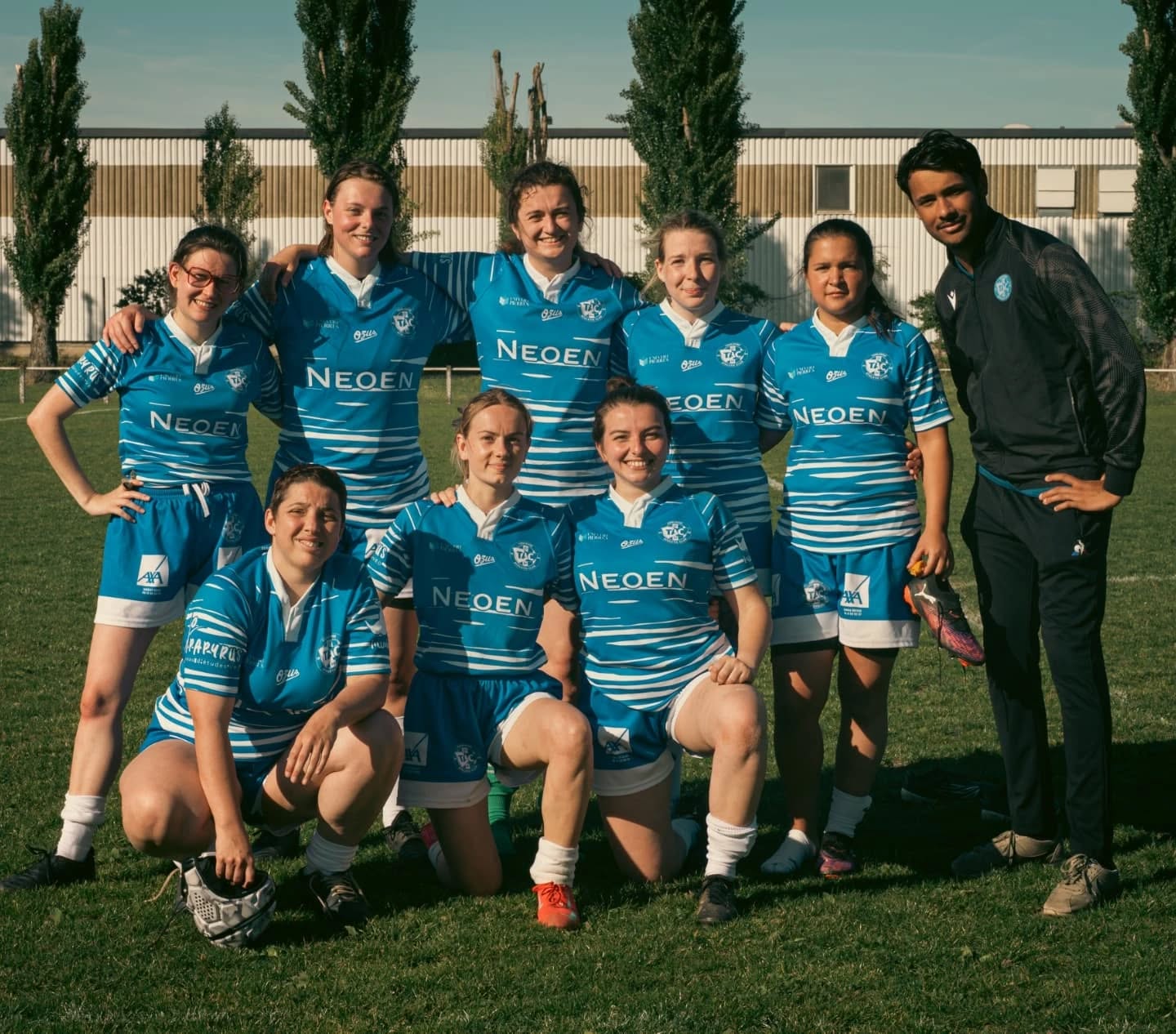 Équipe féminine de rugby loisir posant après un tournoi amical