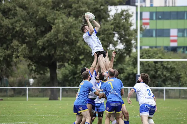 Équipe masculine de rugby régional 3 en pleine action de touche
