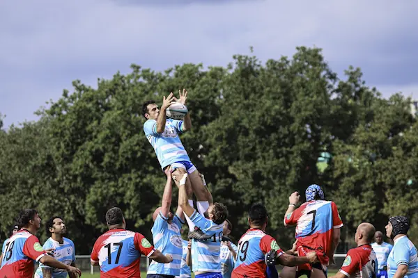Équipe masculine de rugby régional 3 en pleine action de touche (bis)