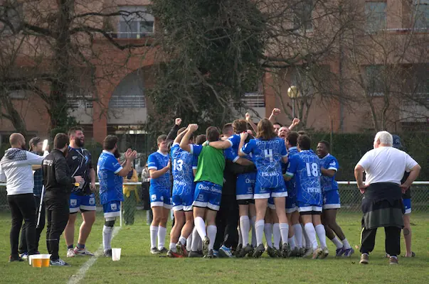 Équipe masculine de rugby régional 3 célébrant une victoire